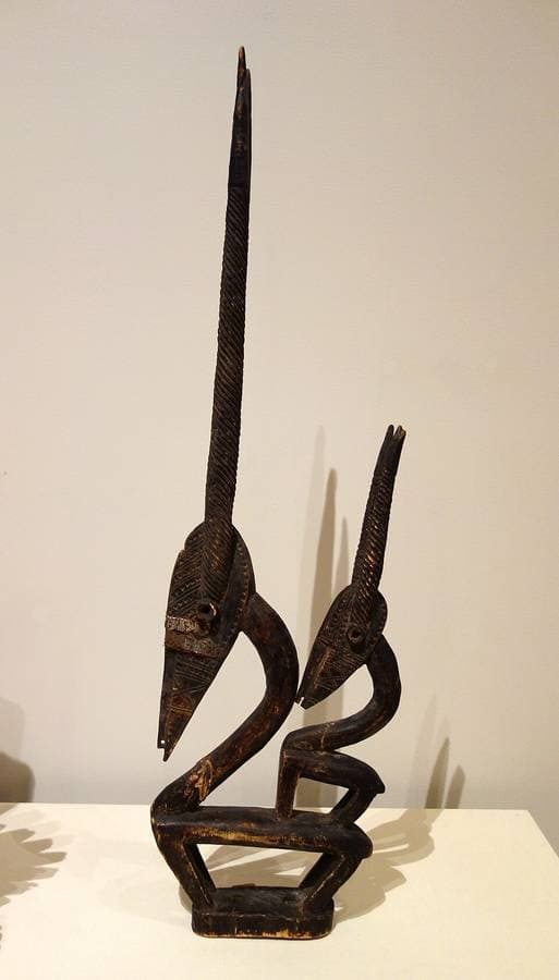 Cimier de danse chi wara bamana, en bois ajouré, figurant une antilope aux cornes dressées.