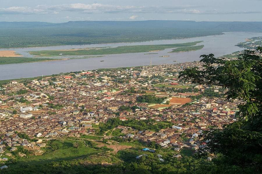 Lokoja et le large fleuve vus du sommet du mont Patti, dans l'État de Kogi, au Nigeria