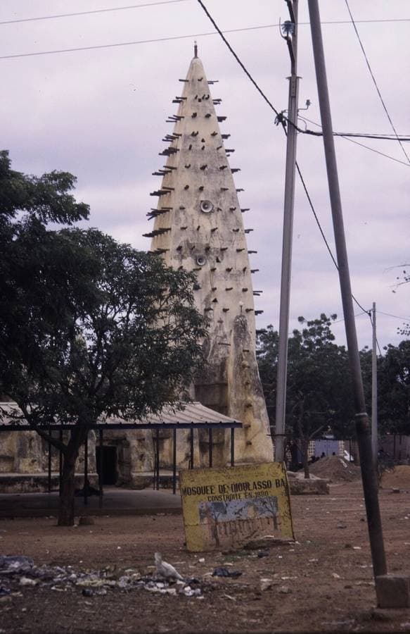 La Grande Mosquée de Bobo-Dioulasso, bâtie en banco et hérissée de poutres de soutien.