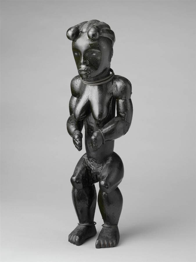 Gardien de reliquaire eyema byeri, sculpture fang du Gabon, aux yeux incrustés de métal.