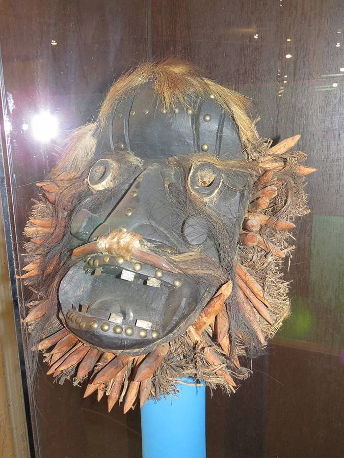 Masque rituel wè de Côte d'Ivoire, au visage saillant cerné de fibres.