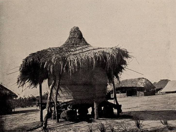 Un grenier à grain surélevé, coiffé de chaume, dans une cour du pays teso, photographie en noir et blanc de 1909