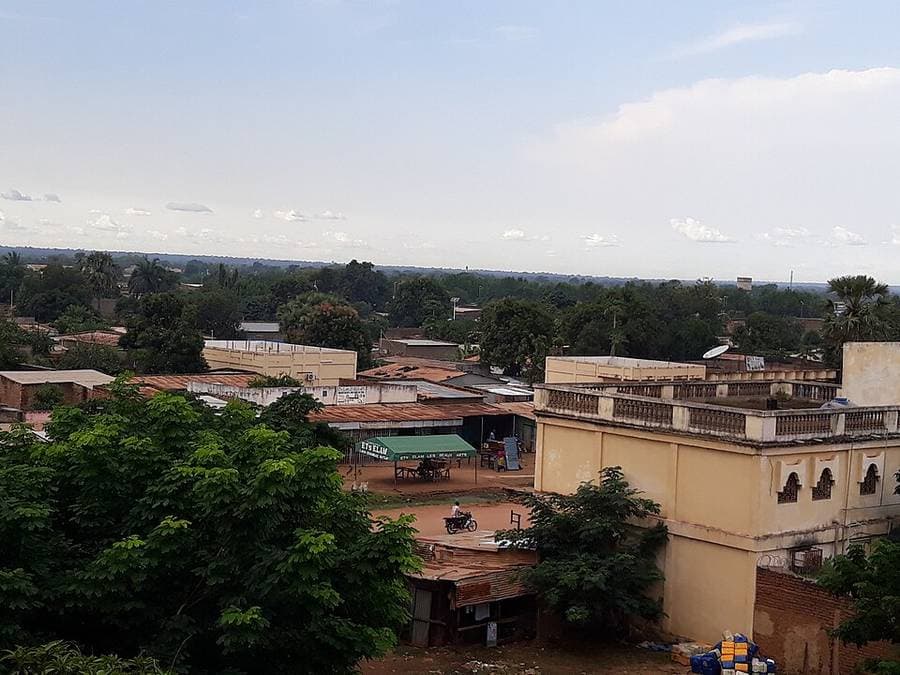 Vue en hauteur sur les toits et les arbres de Moundou, dans le Logone occidental, au Tchad