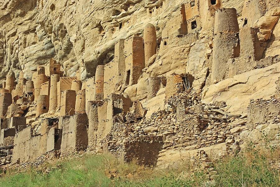 Maisons et greniers en pierre et en banco serrés contre la paroi de grès de la falaise de Bandiagara