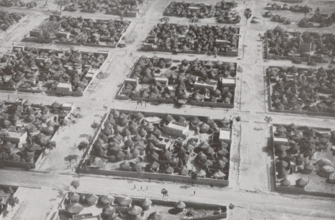 Vue aérienne de Ouagadougou photographiée depuis un avion à l'hiver 1930-1931.