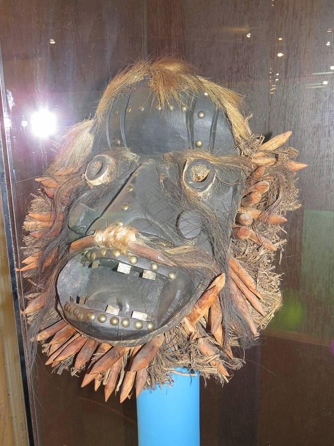 Masque rituel wè de Côte d'Ivoire, au visage saillant cerné de fibres.