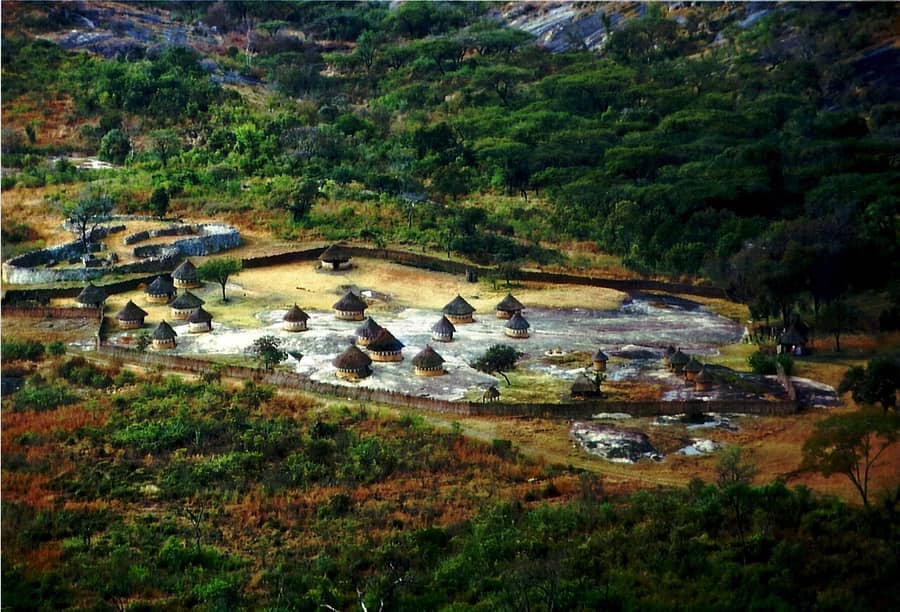 Un village karanga, groupe shona, dans la vallée du Grand Zimbabwe : un lieu bâti à plusieurs.