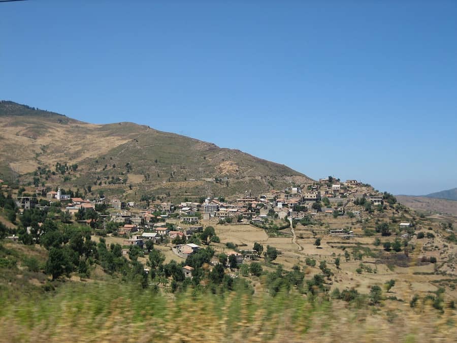 Un village de Kabylie sur son versant de colline, en Algérie : le lieu du peuple kabyle.
