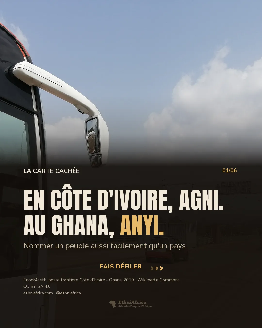 un poste frontière routier entre la Côte d'Ivoire et le Ghana : un portique métallique porte « A bientôt au revoir », un car et des voitures attendent sur la chaussée, une clôture surmontée de barbelé longe la forêt