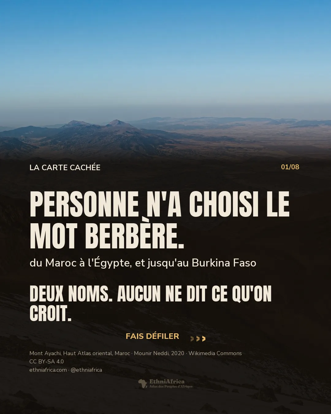 un versant de haute montagne tacheté de neige, dominant une vallée aride et des chaînes bleutées jusqu'à l'horizon