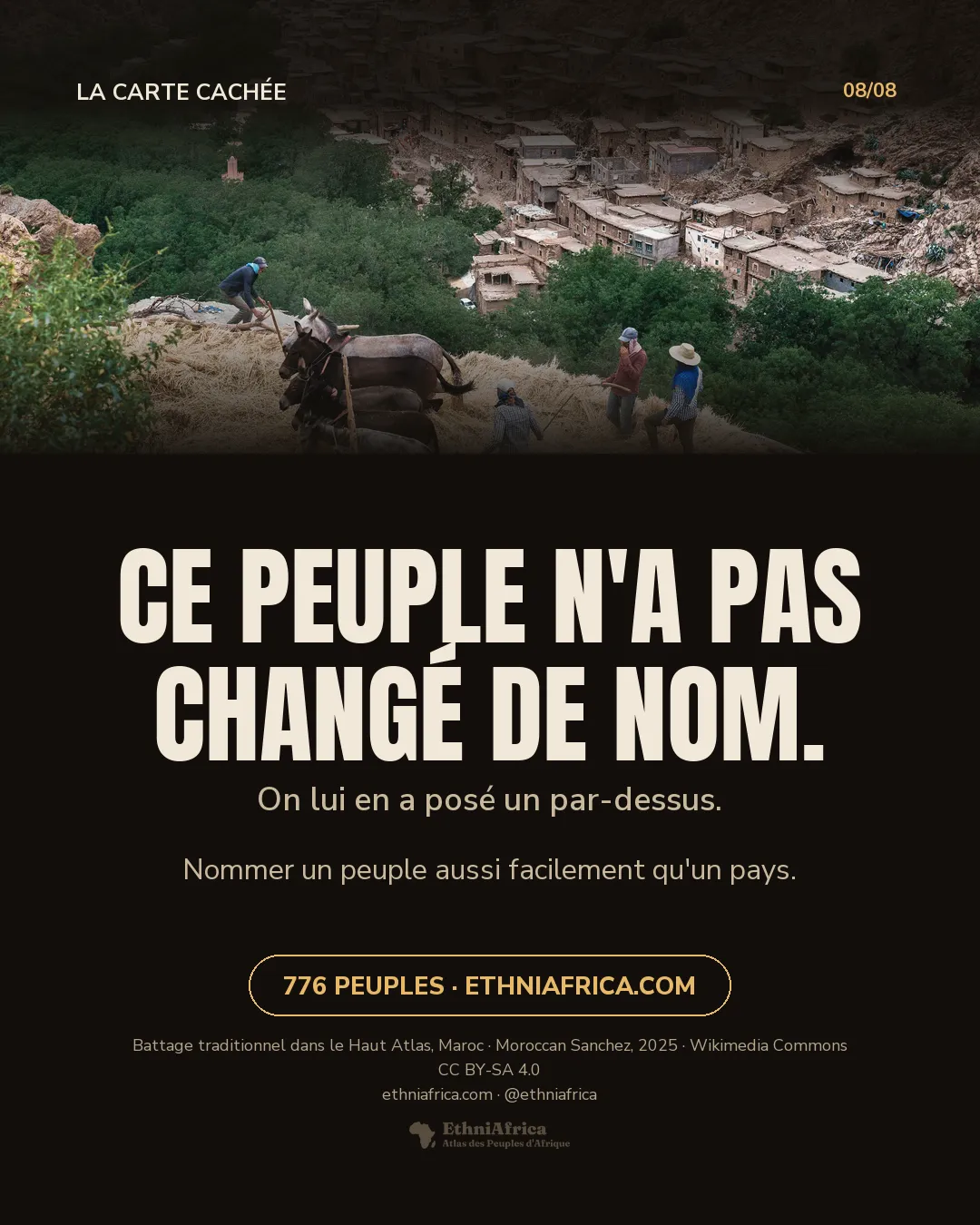des ânes et des mulets tournant sur une aire de battage, cinq personnes maniant des fourches, et un village de maisons de terre étagé sur le versant derrière