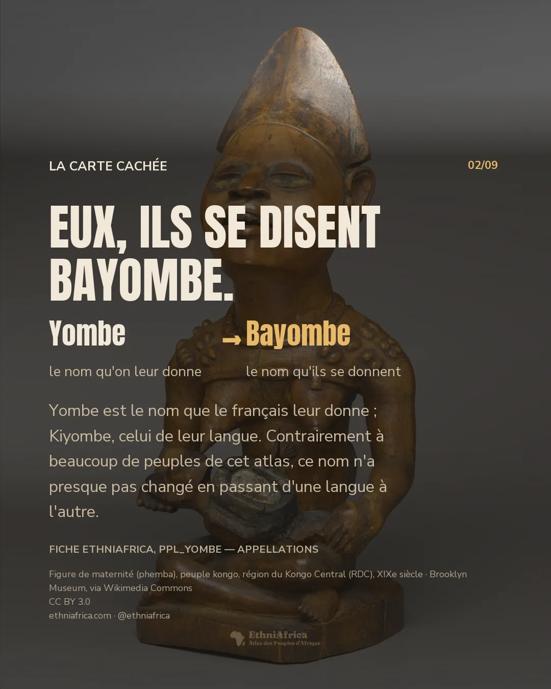 une figure en bois assise en tailleur, coiffée d'un chapeau pointu, portant un collier de perles et une boucle d'oreille, tenant sur ses genoux un petit récipient rond rempli d'une matière blanche et une petite figure animale