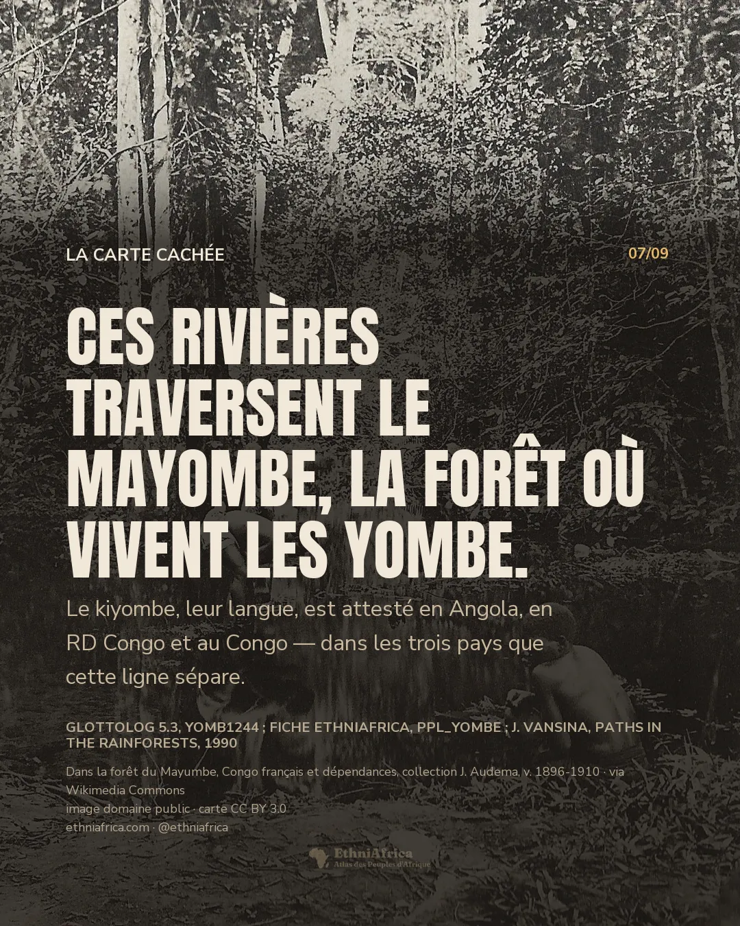 une photographie ancienne en noir et blanc montrant trois personnes dans un cours d'eau forestier, sous une frondaison dense, l'une penchée vers l'eau et une autre accroupie sur la berge tenant un récipient