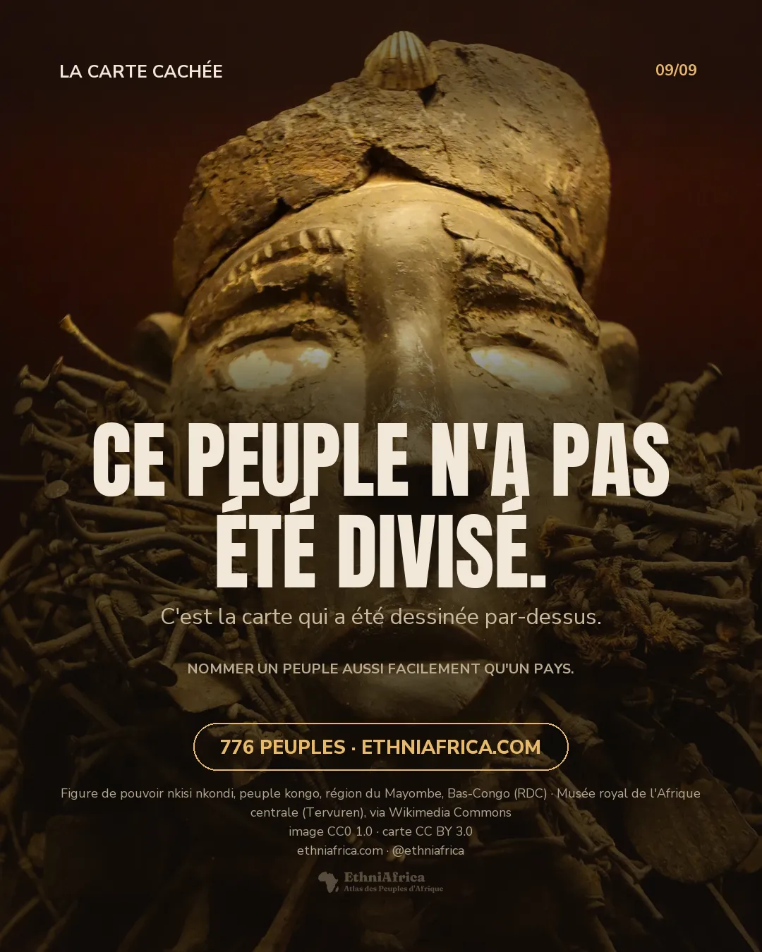 un visage sculpté en gros plan, les yeux incrustés de nacre, un petit coquillage fixé au sommet du crâne, entouré d'une masse dense de clous et de lames de métal fichés dans une chevelure de cordes