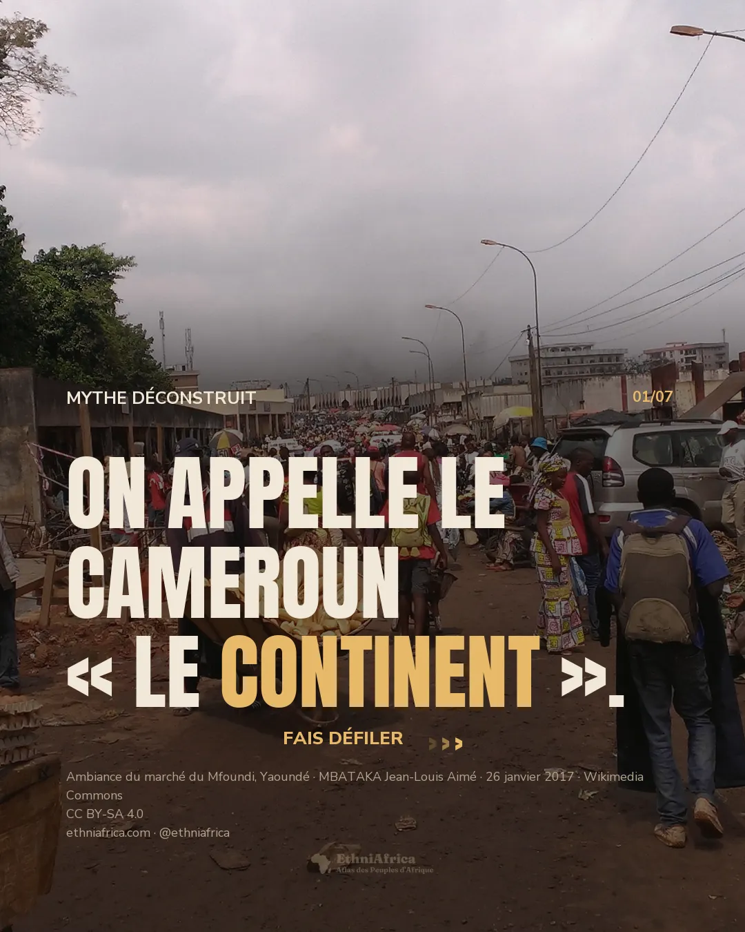 une rue de marché non pavée bondée en plein jour, des dizaines de personnes qui marchent et commercent parmi des étals d'œufs, de plantains, de piments et de pain, un 4x4 se frayant un chemin dans la foule, des bâtiments bas et des lignes électriques en arrière-plan