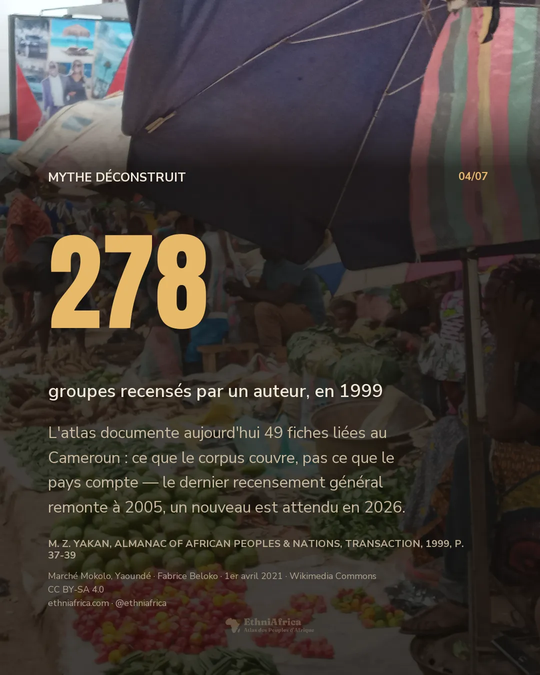 une scène de marché en plein air dense, un grand parasol rayé au premier plan, une femme en robe jaune et bleu à motifs et foulard perlé au premier plan, et derrière elle des rangées de vendeurs et d'acheteurs autour de tas d'avocats, de piments, de légumes verts et de manioc