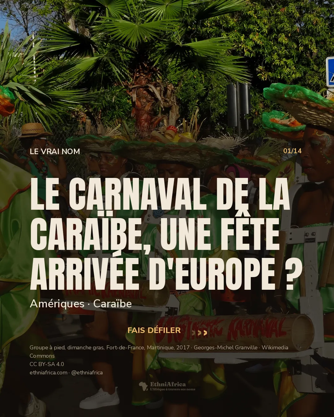 Trois musiciens adultes en costume de satin vert et jaune, chapeaux de paille ornés et visages peints, frappent des tubes de bambou marqués « Dynamic Karnaval » dans une rue bordée de palmiers.