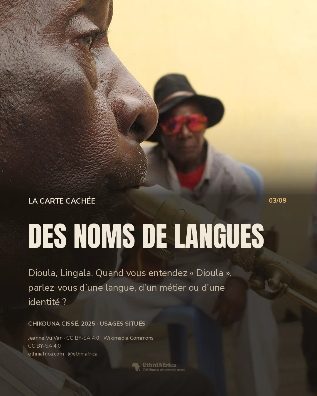 Un saxophoniste joue au premier plan ; deux autres musiciens sont assis derrière lui.