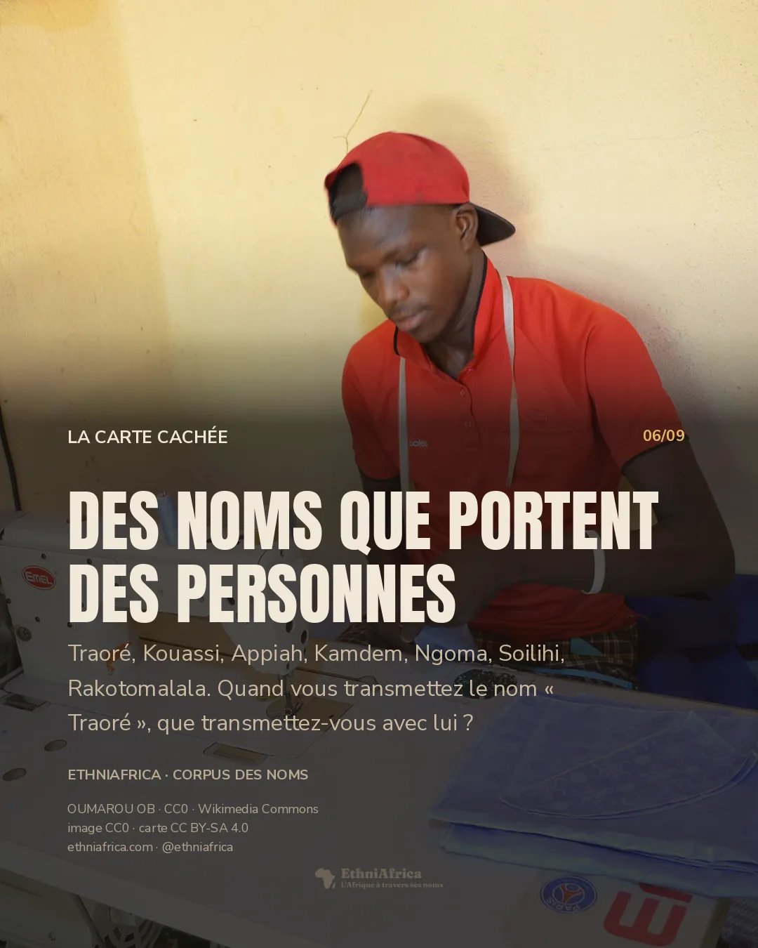 Un homme en polo rouge manipule une pièce de tissu devant une machine à coudre.