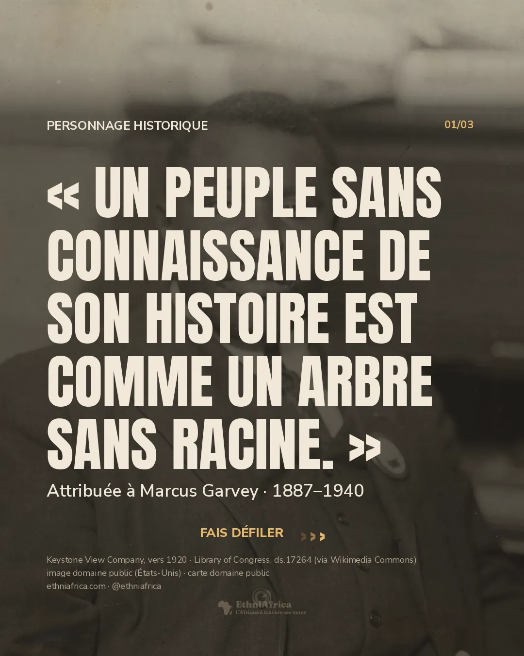 un portrait à mi-corps d'un homme en costume sombre, gilet et cravate, un badge rond à la boutonnière, assis et tourné vers l'objectif devant un meuble en bois