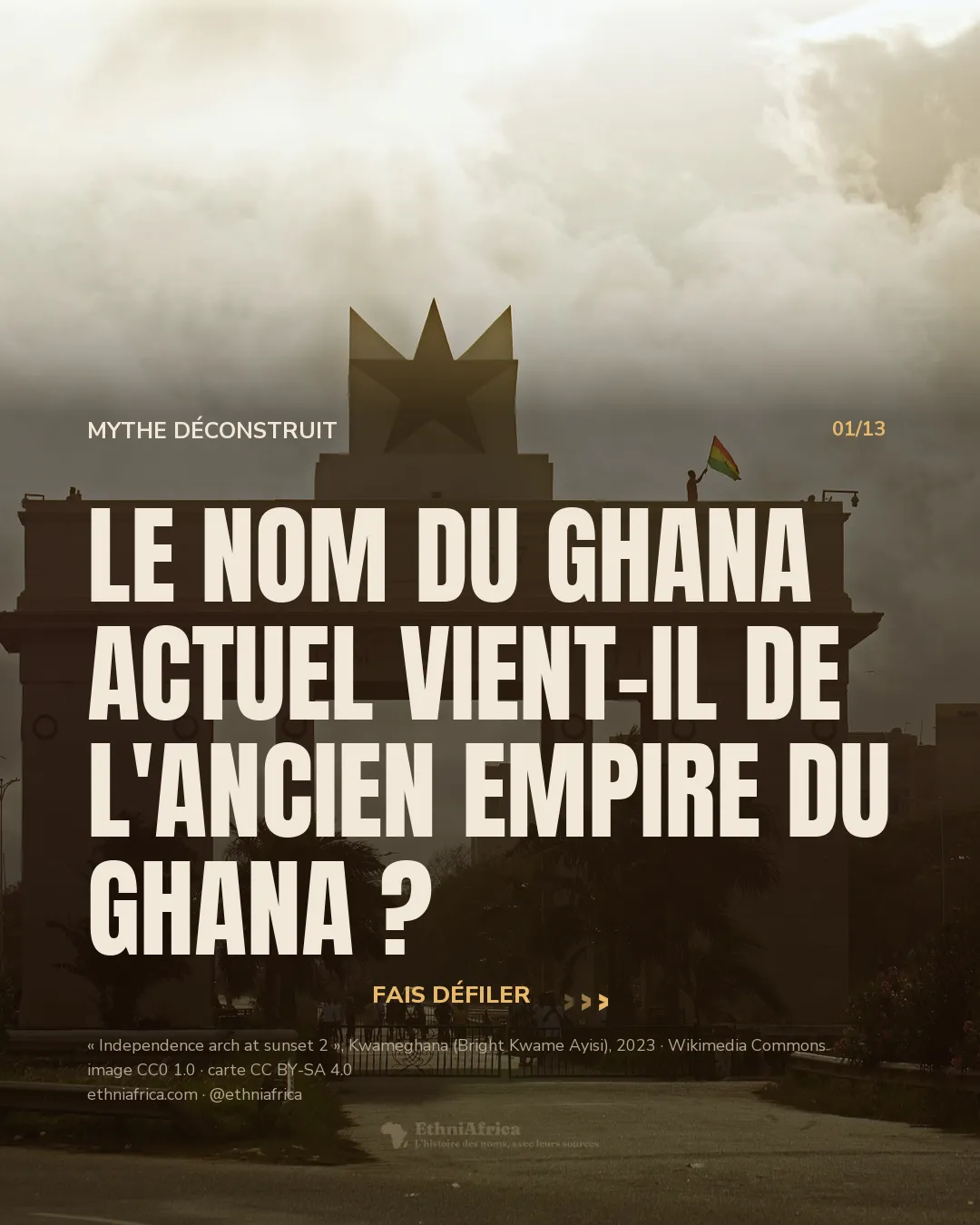 L'arche de l'indépendance à Accra, portique de pierre surmonté d'une étoile noire et gravé « AD 1957 » et « Freedom and Justice », sous un ciel chargé, un drapeau ghanéen flottant à son sommet.