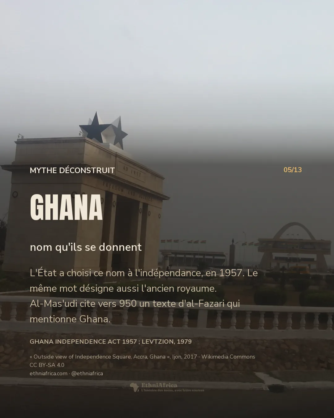 Vue prise à travers une vitre de voiture de l'arche de l'indépendance à Accra et, derrière elle, de la grande arche jaune de la place de l'Étoile noire.