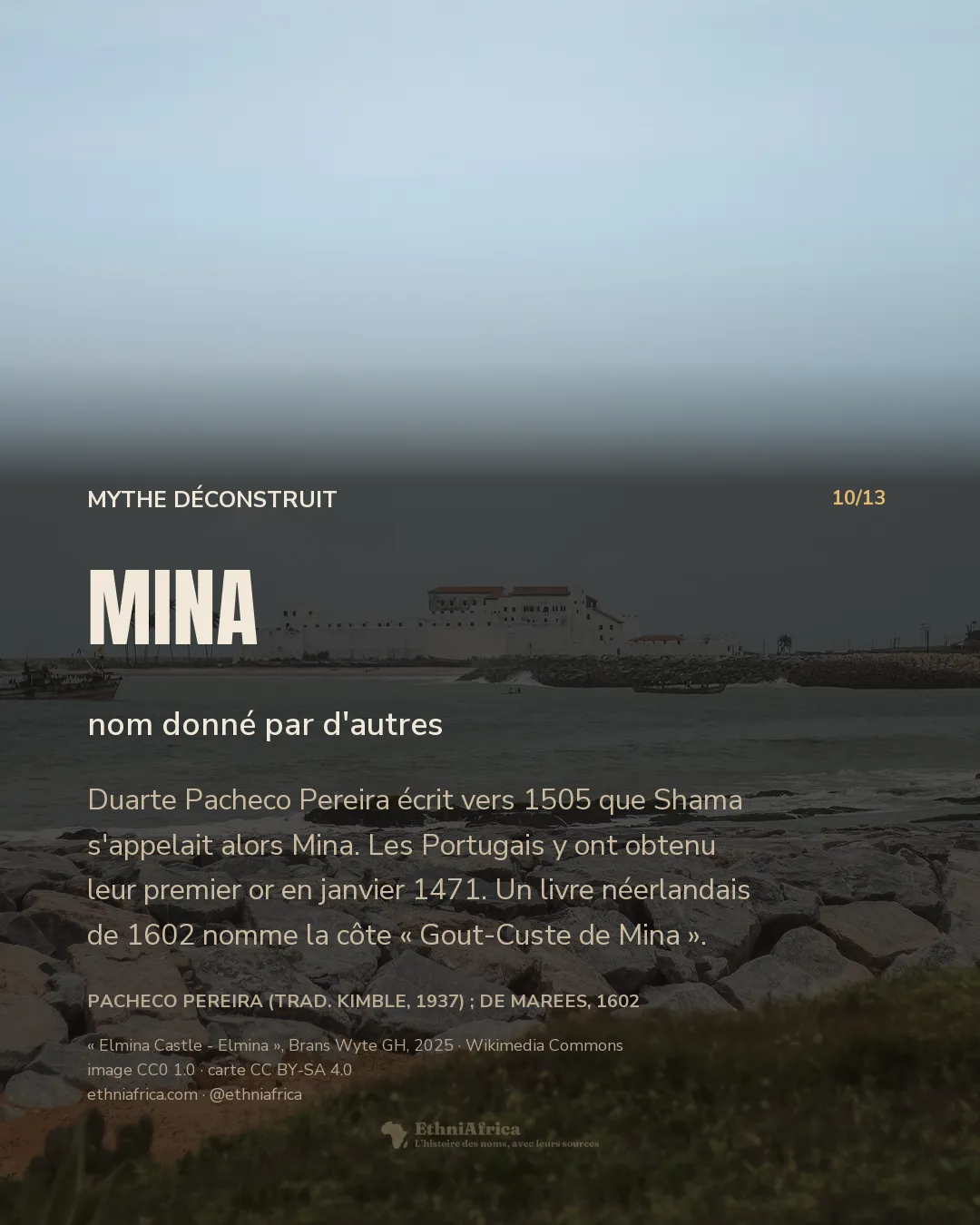 Le château d'Elmina, bâtiment blanc à toit rouge posé sur la côte, vu depuis des rochers ; des barques de pêche sur une mer calme et quelques palmiers derrière.