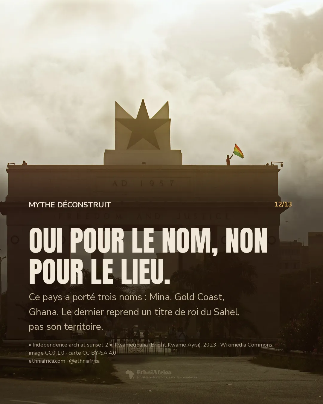 L'arche de l'indépendance à Accra, portique de pierre surmonté d'une étoile noire et gravé « AD 1957 » et « Freedom and Justice », sous un ciel chargé, un drapeau ghanéen flottant à son sommet.