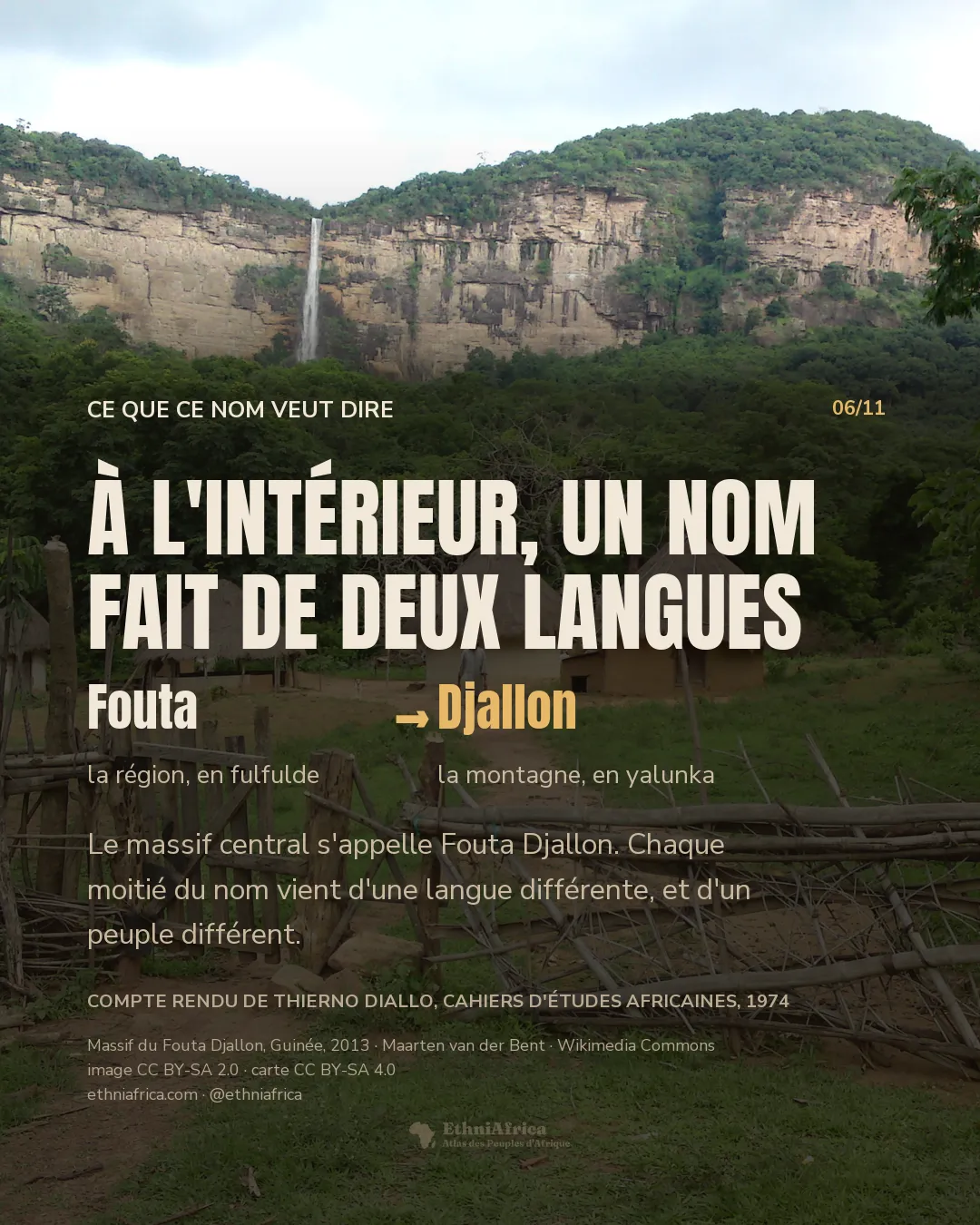 Une haute falaise coiffée de forêt d'où tombe une mince cascade ; en contrebas, quelques cases rondes à toit de chaume derrière une clôture de perches.