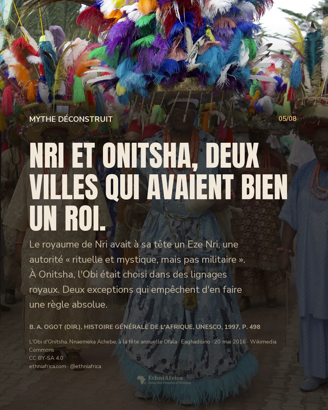 au centre, une personnalité en tenue royale bleu pâle et perles de corail, coiffée d'une vaste couronne à plumes multicolores, entourée de dignitaires aux coiffes similaires, lors d'une procession en plein air