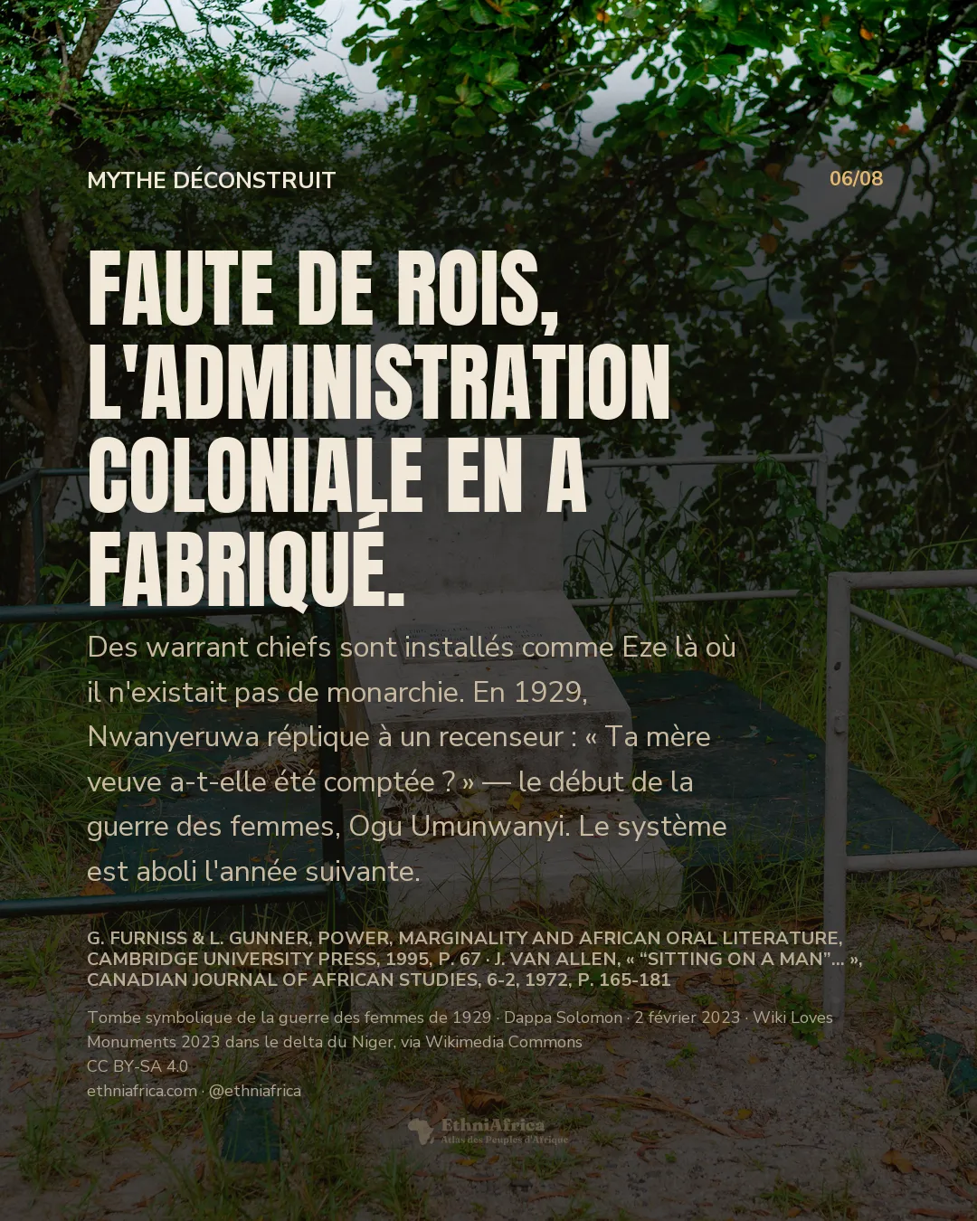 un mémorial en béton entouré d'une balustrade métallique verte et blanche, portant une plaque commémorative, envahi par l'herbe au bord d'un cours d'eau ombragé