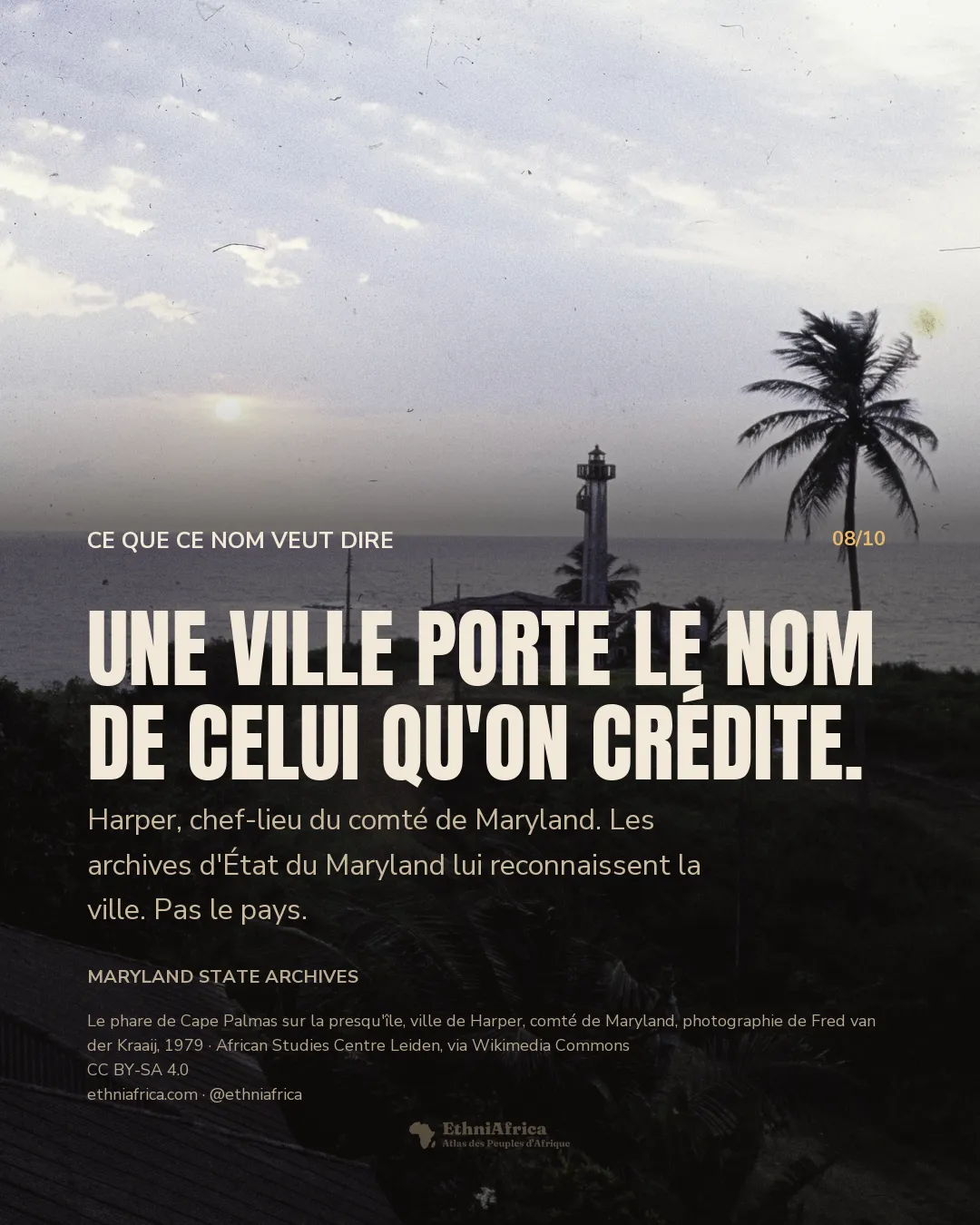 photographie en couleurs d'un phare blanc sur une pointe herbeuse dominant l'océan, une maison basse à son pied, un grand cocotier à droite, soleil bas dans les nuages