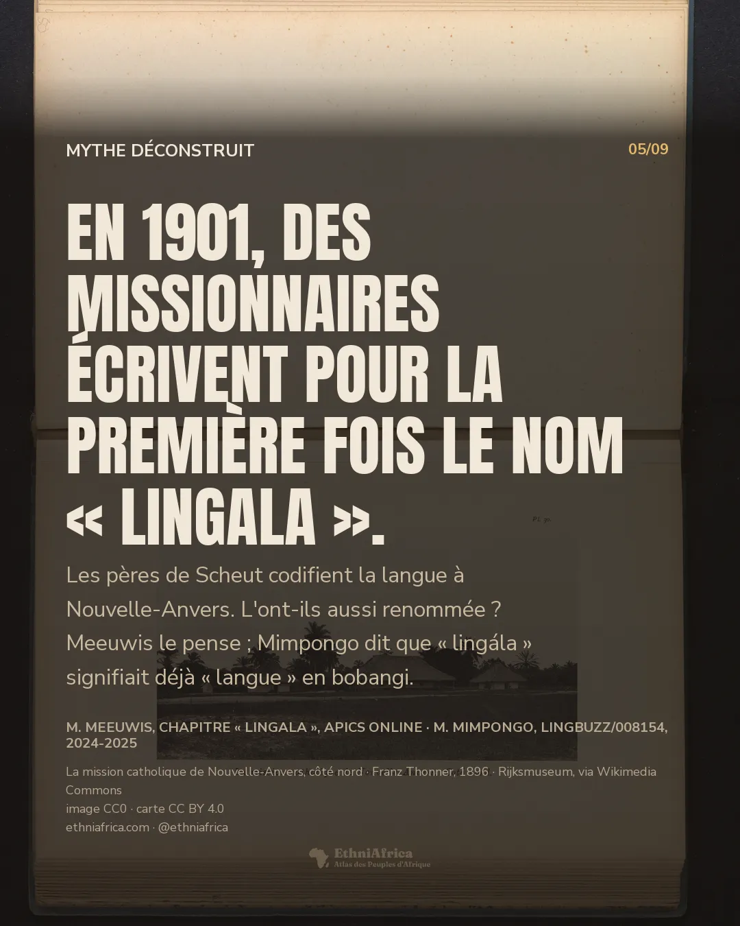 Photographie ancienne, reproduite dans un livre, de bâtiments de mission au toit de chaume entourés de palmiers, avec sa légende imprimée « La mission catholique de Nouvelle-Anvers. Coté nord. »