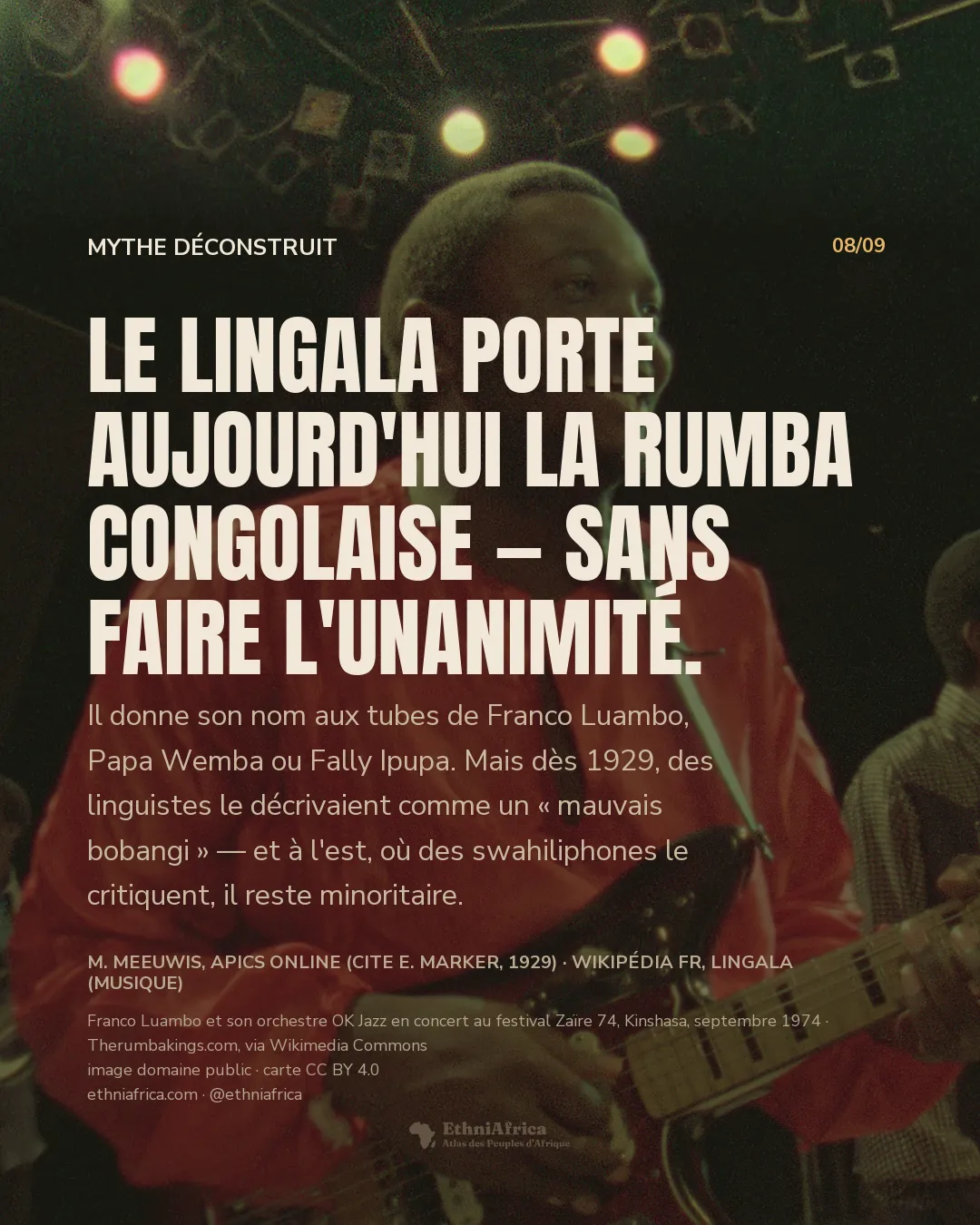 Un chanteur-guitariste en chemise rouge, souriant, joue de la guitare électrique sur scène sous des projecteurs de couleur, entouré d'autres musiciens et d'un micro sur pied.