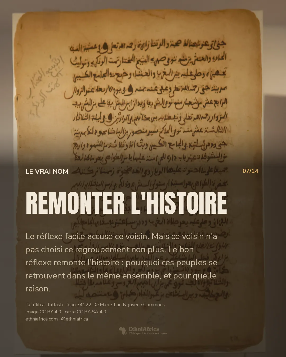 photographie d'un feuillet de manuscrit arabe ancien, écrit à l'encre noire sur papier jauni, dans une vitrine